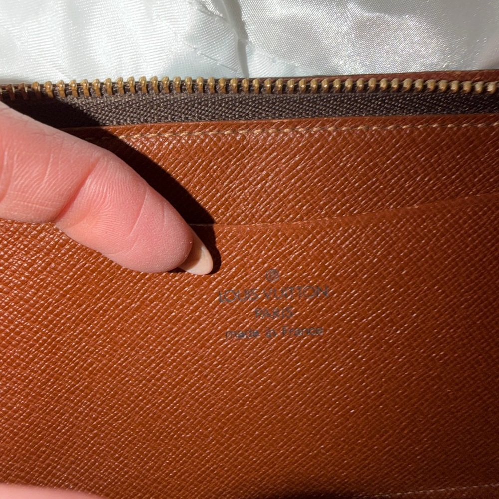 Louis Vuitton Monogram Zippy Wallet - Picture 8 of 9
